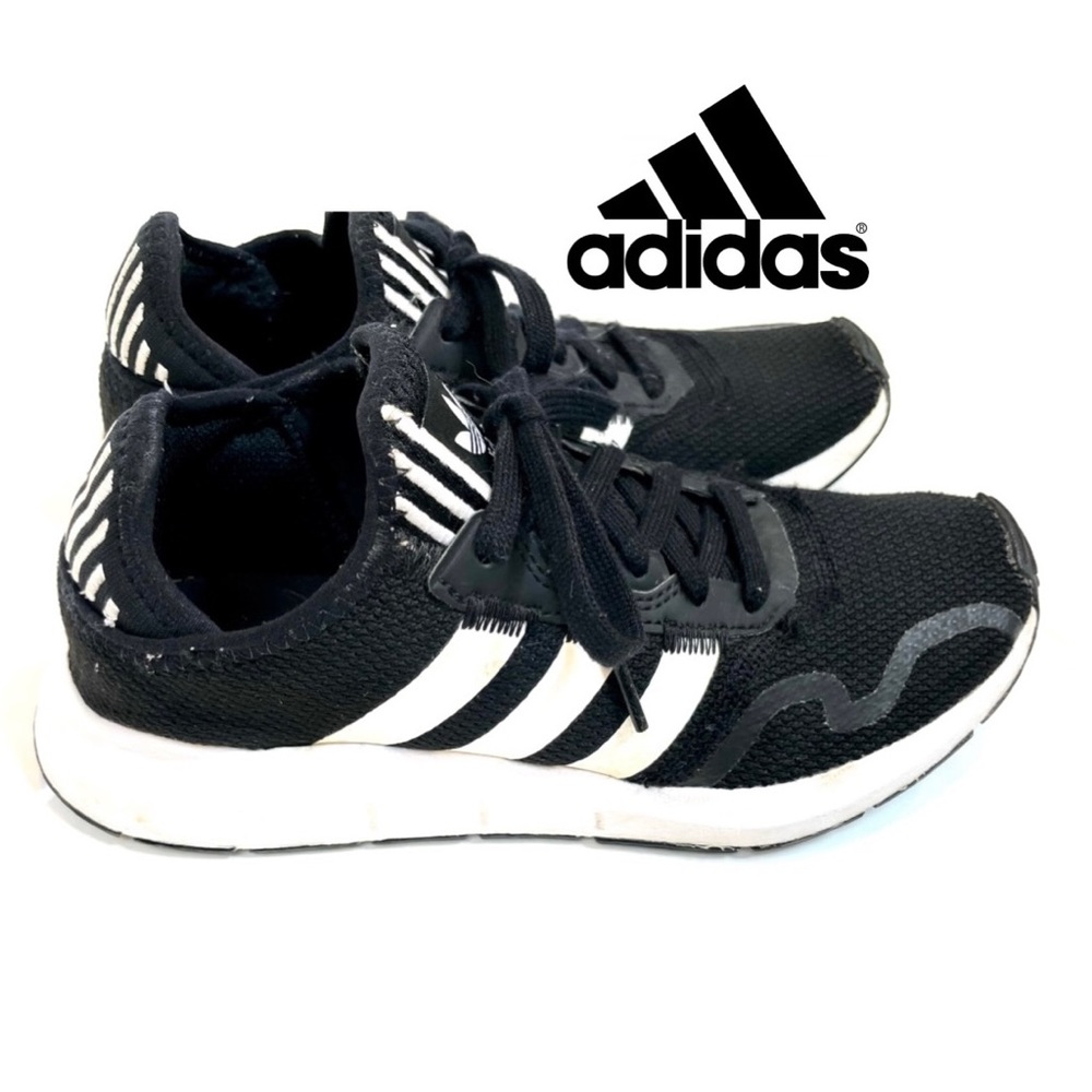 Women’s Originals Swift Run X Sneakers in Black & White •Size 5 - suits size 4.5